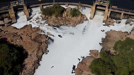 Una densa capa de espuma tóxica blanca que cubre un río en Brasil, vista desde aire