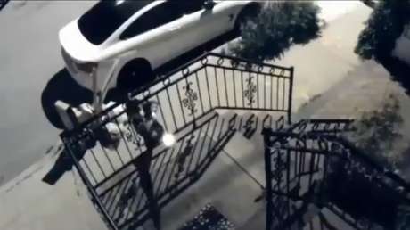 VIDEO: Una cámara graba el momento en que un hombre dispara contra una puerta abierta de una casa en EE.UU., matando a un niño de 10 años