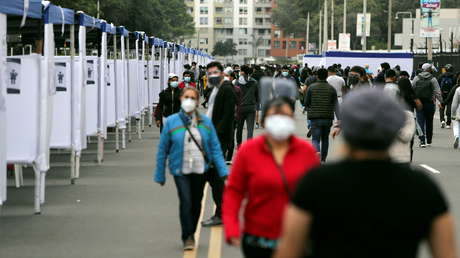 El conductor de un bus lleno de pasajeros abandona el vehículo para ir a votar en el balotaje de Perú (VIDEO)