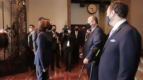 Centro para deportados, reunificación familiar y grupo anticorrupción: las 3 claves de la visita de Kamala Harris a Guatemala