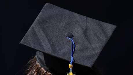 Estudiante mexicano recibe su diploma en EE.UU. días después de que se lo negaran por llevar la bandera de México en la ceremonia