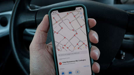 VIDEO: Una joven de EE.UU. descubre un dispositivo de rastreo oculto en su bolsa