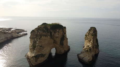 Muere al saltar de lo alto de un acantilado y caer sobre un bote turístico que no vio venir (VIDEO)