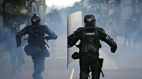 Una polémica imagen de un antidisturbios empuñando un cuchillo contra los manifestantes en Colombia se hace viral y provoca una investigación