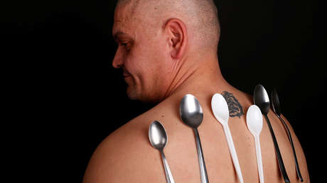 VIDEO: Una enfermera intenta mostrar la "reacción magnética" de las vacunas contra el covid-19 (pero algo salió mal)