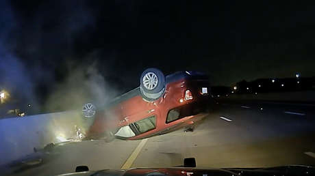 "Señora, tiene que detenerse": Un policía vuelca el auto de una mujer embarazada a la que perseguía en EE.UU. (VIDEO)