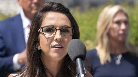 Congresista de EE.UU. lleva una figura de Kamala Harris a la frontera con México para que vea "la devastadora realidad" migratoria