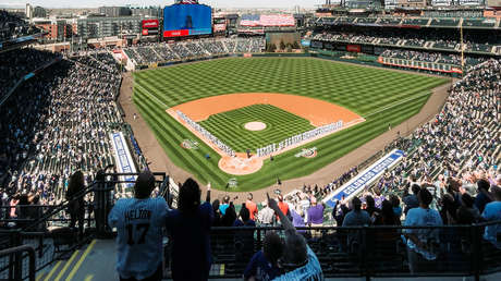 VIDEO: Una mujer atrapa una pelota con una mano, mientras con la otra sostiene a su bebé, durante un partido profesional de béisbol