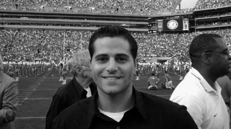 Hallan muerto por aparente suicidio a un reportero que expuso una reunión secreta de Bill Clinton