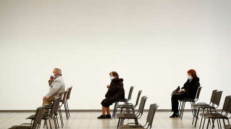 Italia no suministrará más AstraZeneca a menores de 60 años, pero asegura que el plan de vacunación continúa