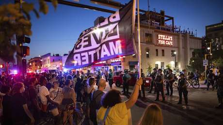 Un muerto y 3 heridos luego que un automóvil arrollara a manifestantes contra la violencia policial en Mineápolis (VIDEOS)