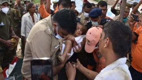 Rescatan tras ocho horas de esfuerzos a un niño de tres años que cayó en un pozo de 54 metros de profundidad (VIDEO)