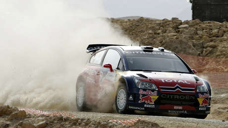 Un auto de 'rally' vuela por los aires dando vuelcos sin control antes de estrellarse estrepitosamente contra el suelo (VIDEO)