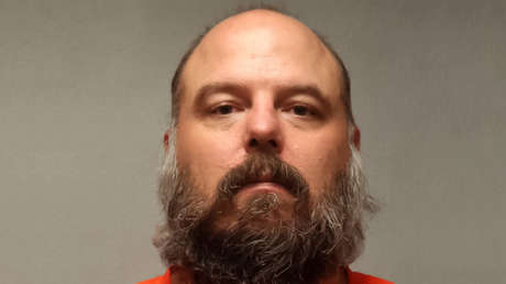 El exjugador de la NFL Tom Burke es acusado de agresión sexual a una niña