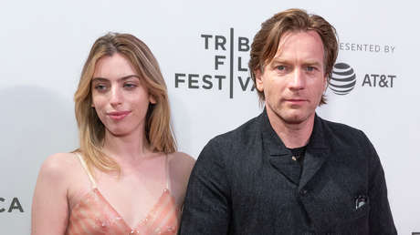 Hija de Ewan McGregor aparece en la alfombra roja minutos después de sufrir la mordedura de un perro en la cara