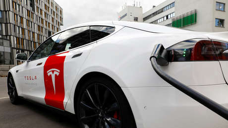 VIDEO: Propietario de un Tesla desarrolla un robot que conecta automáticamente la recarga de su auto