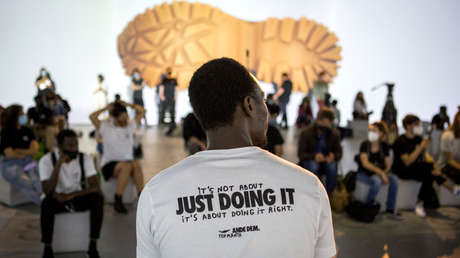 "It's not about just doing, it's about doing it right": Las zapatillas con las que los 'manteros' de Barcelona buscan competir con las grandes marcas