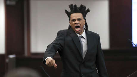 "Me apuñalaste": un hombre que podría enfrentarse a pena de muerte por un brutal ataque mortal actúa como su propio abogado e interroga a su hijo