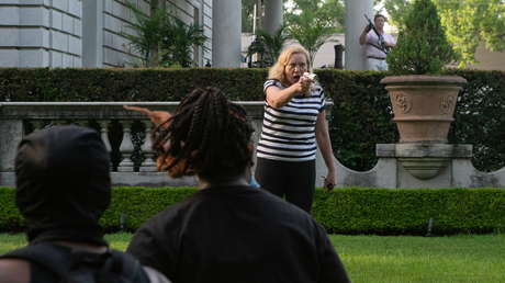La pareja que apuntó con armas de fuego contra manifestantes de Black Lives Matter se declara culpable y deberá pagar una multa