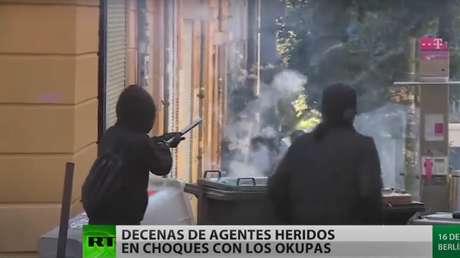 Decenas de agentes resultan heridos en choques con 'okupas' en Berlín