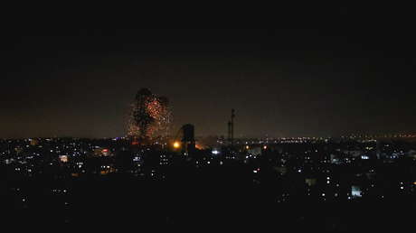 Israel bombardea la Franja de Gaza por segundo día consecutivo en respuesta al lanzamiento de globos incendiarios desde ese territorio