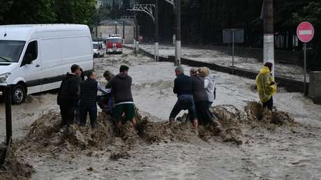 VIDEO: Fuertes lluvias e inundaciones azotan la ciudad turística rusa de Yalta