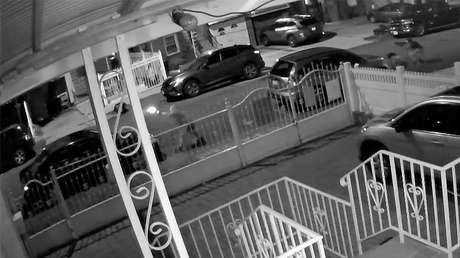 Captan el momento de un intenso tiroteo entre dos pandillas en una calle del Bronx en Nueva York (VIDEO)