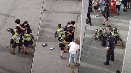 VIDEO: Una multitud tacha de racistas a policías que detienen a un afroamericano por su comportamiento agresivo