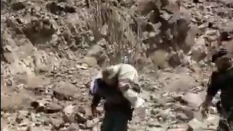 VIDEO: Policía fronterizo de EE.UU. carga a una migrante herida en sus hombros tras perderse mientras cruzaba ilegalmente la frontera