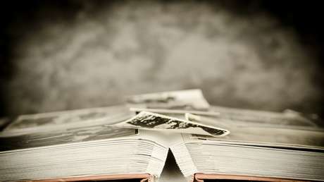 Hallan una "cápsula del tiempo" de 1964, un anuario que le perteneció a una chica muy popular (VIDEO)