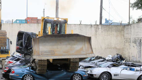 FOTO: Filipinas destruye en su lucha contra el contrabando autos de lujo valorados en 1,2 millones de dólares
