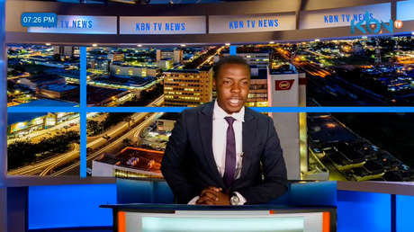 Un presentador de noticias interrumpe el informativo para quejarse en vivo de la falta de pago de su salario