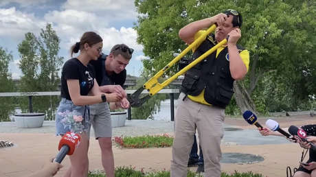 Pareja que se encadenó para poner a prueba su amor se libera 4 meses más tarde para seguir por separado