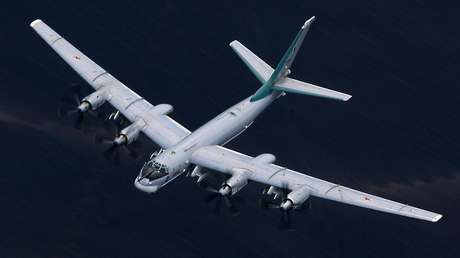 Tres bombarderos Tu-95 y dos barcos rusos practican un ataque al enemigo durante ejercicios en el océano Pacífico