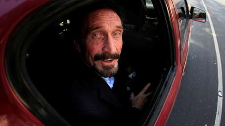 El abogado de John McAfee asegura que su cliente no mostró signos de que quisiera suicidarse