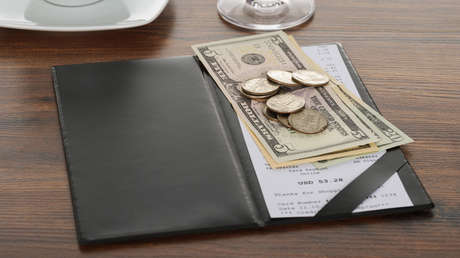 FOTO: Pide dos perritos calientes en un restaurante de EE.UU. y deja una propina de 16.000 dólares