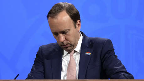 Renuncia el ministro británico de Salud tras aparecer en una foto abrazado a su asistente