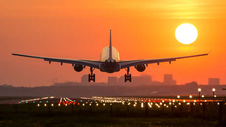 ¿Por qué se atenúan las luces al aterrizar? El piloto más experimentado explica algunas prácticas intrigantes