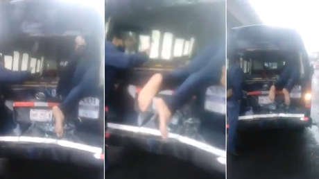 Un motociclista se 'incrusta' en la parte posterior de una furgoneta de pasajeros (VIDEO)