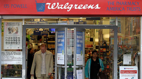 VIDEO: Un ladrón entra a una farmacia, llena una bolsa con artículos y sale tranquilamente ante la mirada de un guardia