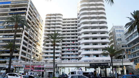 Confinan a unos 250 estudiantes en un hotel de 4 estrellas en España tras un megabrote de coronavirus y causan polémica