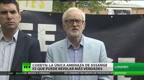 Un grupo de políticos británicos protestan frente a la prisión donde está preso Julian Assange
