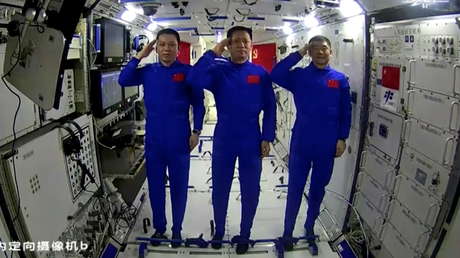Astronautas chinos felicitan al Partido Comunista por su centenario desde la nueva estación espacial del país (VIDEO)