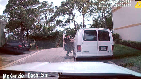 VIDEO: Un joven de 23 años "casi mata a dos policías", pero su arma se atascó