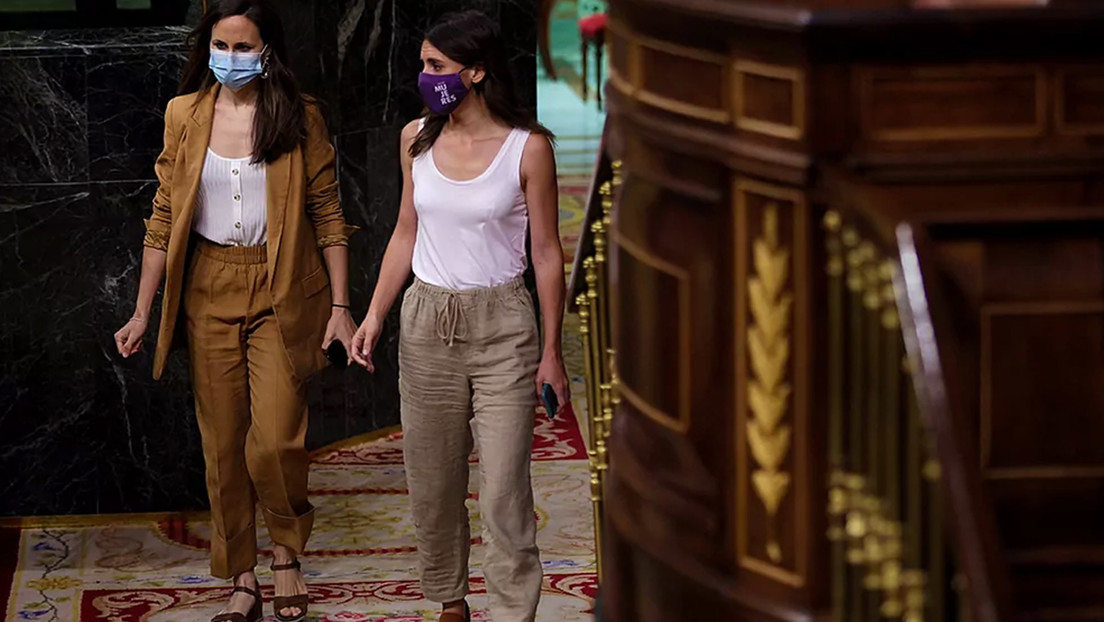 La nueva 'ley trans' de España elimina las palabras "padres" y "madres" del Código Civil y las sustituye por "progenitores"