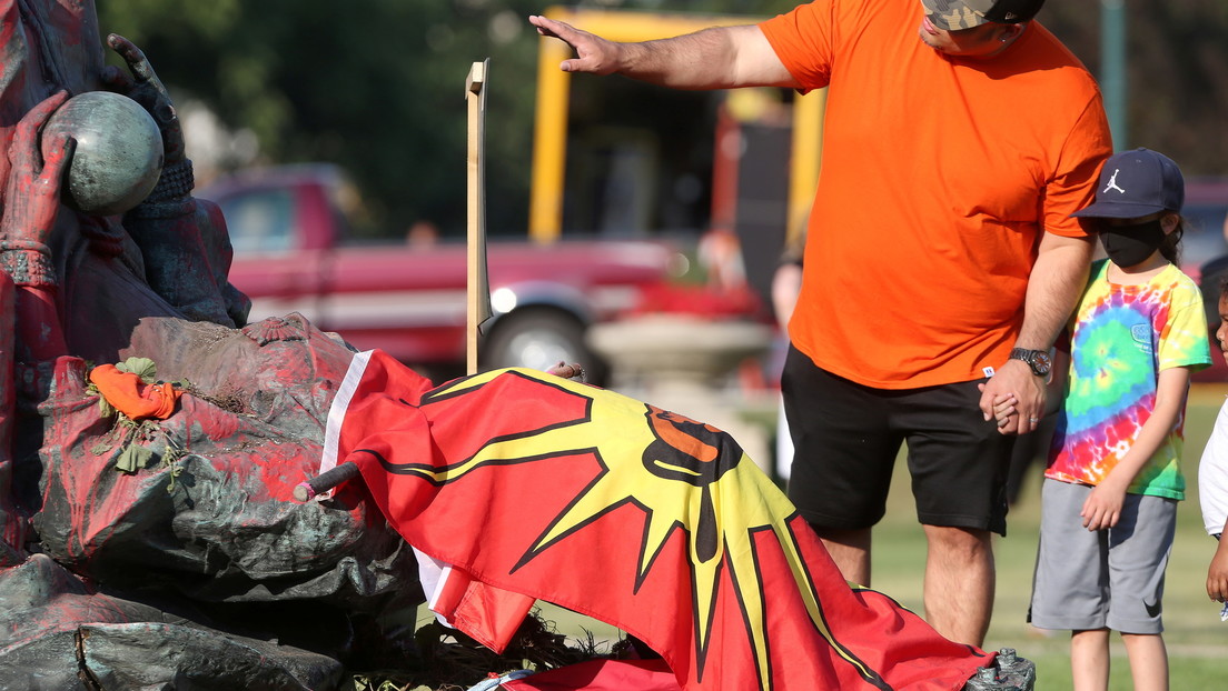 VIDEOS: Derriban estatuas de la reina Victoria y la reina Isabel II en Canadá en medio de la indignación por el hallazgo de tumbas de niños indígenas