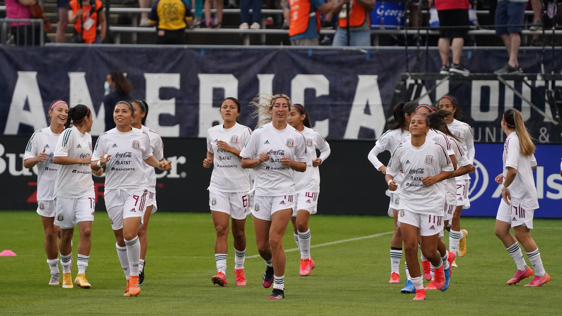 Machismo en la cancha: La selección varonil de fútbol de México es sancionada por homofobia y pretende que el equipo femenil pague la infracción