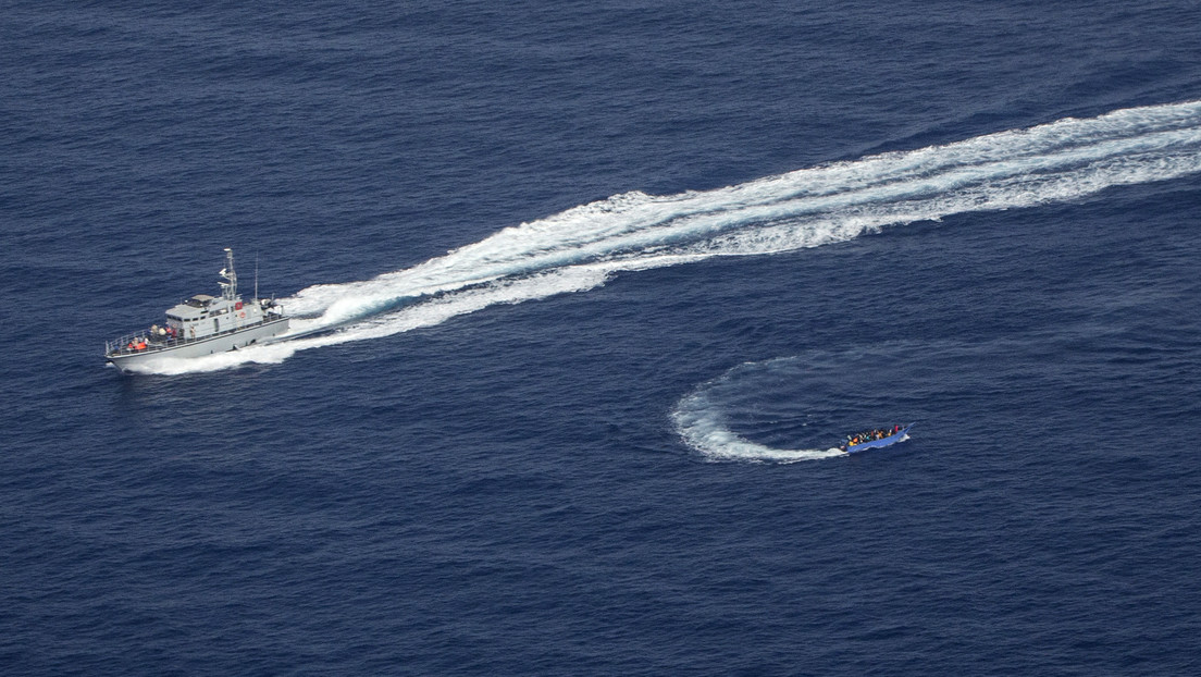 VIDEO: Un buque de la Guardia Costera libia arremete y dispara contra una embarcación con decenas de migrantes
