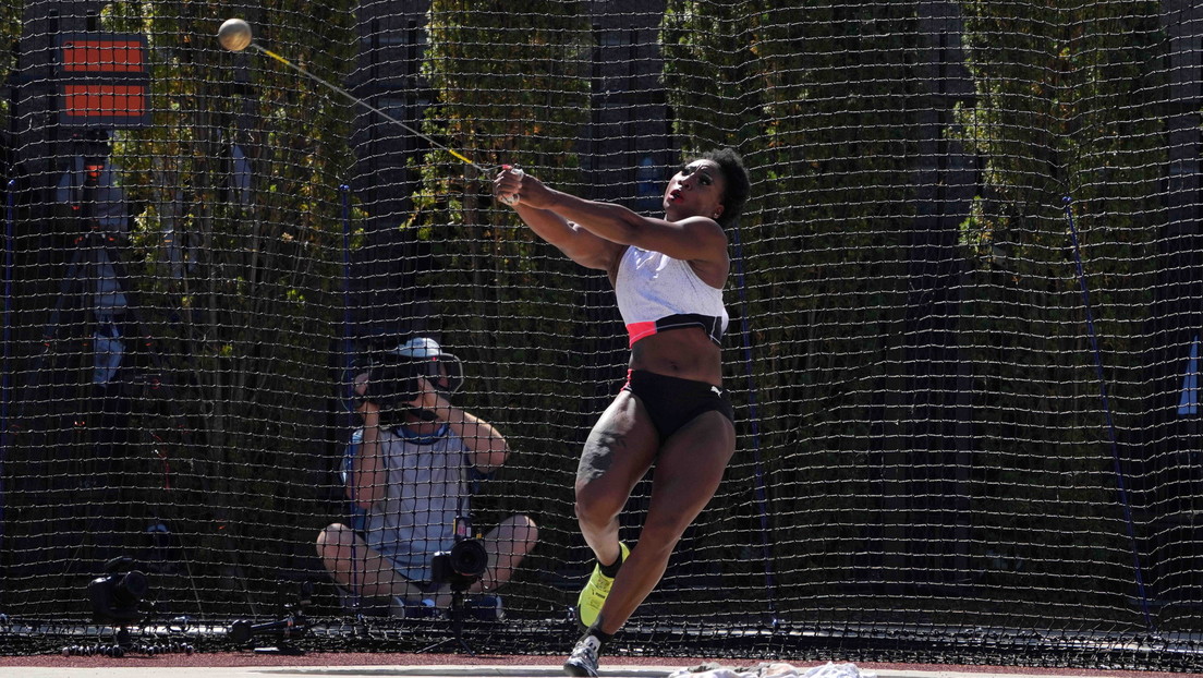 Salen a la luz polémicos tuits de la atleta olímpica Gwen Berry en los que se burló de chinos, mexicanos y blancos y bromeó sobre la violación