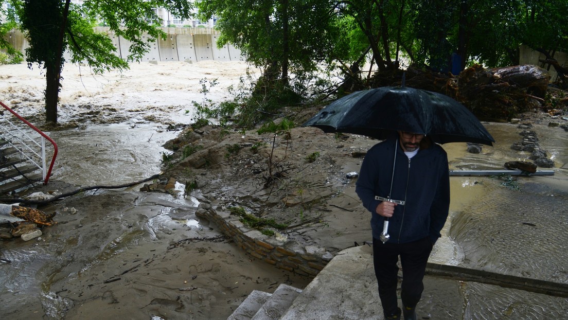 Casas destruidas y autos arrastrados por los torrentes tras las inundaciones en un popular balneario ruso (VIDEOS)